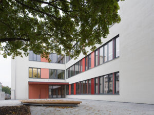 144. Grundschule - Vorplatz am Haupteingang