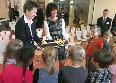 Feierliche Eroeffnung der Grundschule durch Helma Orosz